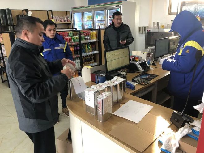黄梅县市场监管局迅速行动，对曝光加油站进行抽样检测与市场调研
