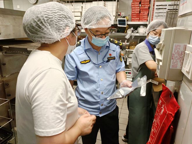 食品安全监管再升级 多地市场监管部门突击检查必胜客，无锡两店被立案调查